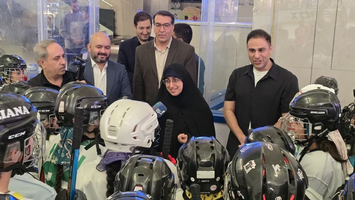 بازدید رئیس کمیته ورزش شورای شهر تهران از چهارمین دوره جهانی دختران هاکی روی یخ