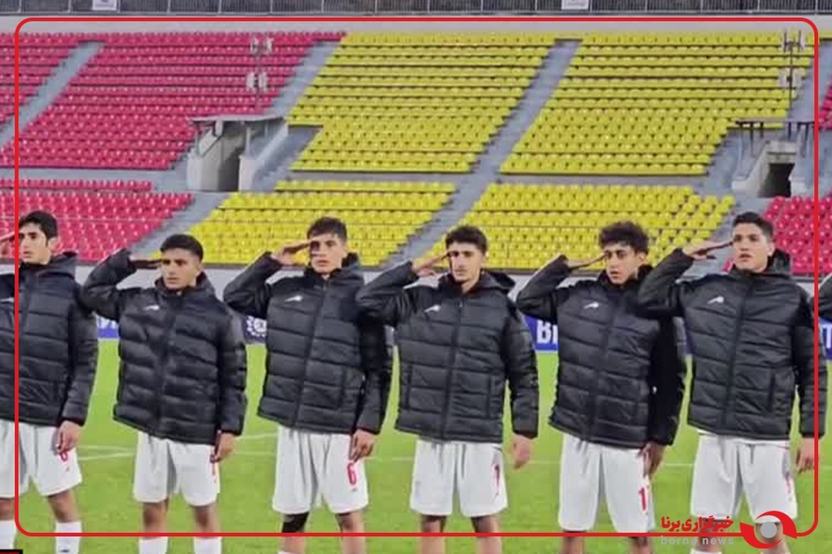 سلام نظامی اعضای تیم ملی نوجوانان پیش از دومین بازی دوستانه مقابل قرقیزستان