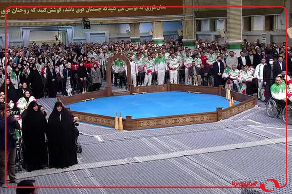 لحظه ورود رهبر معظم انقلاب به حسینیه امام خمینی با ضرب مرشد و اجرای حرکات ورزش زورخانه‌ای