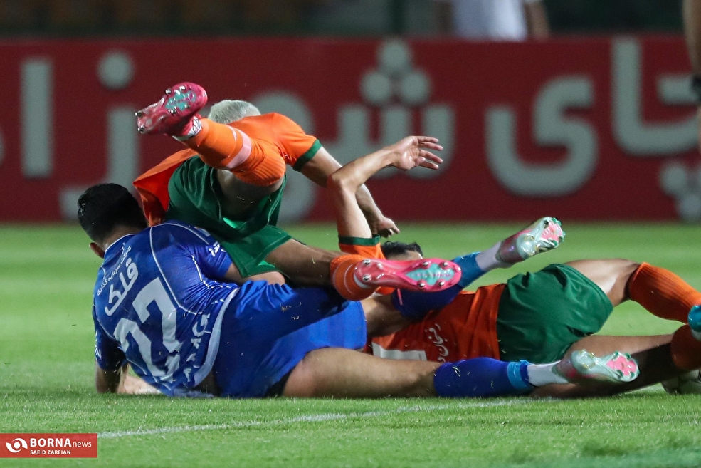 دیدار تیم‌های فوتبال استقلال و مس (۲)