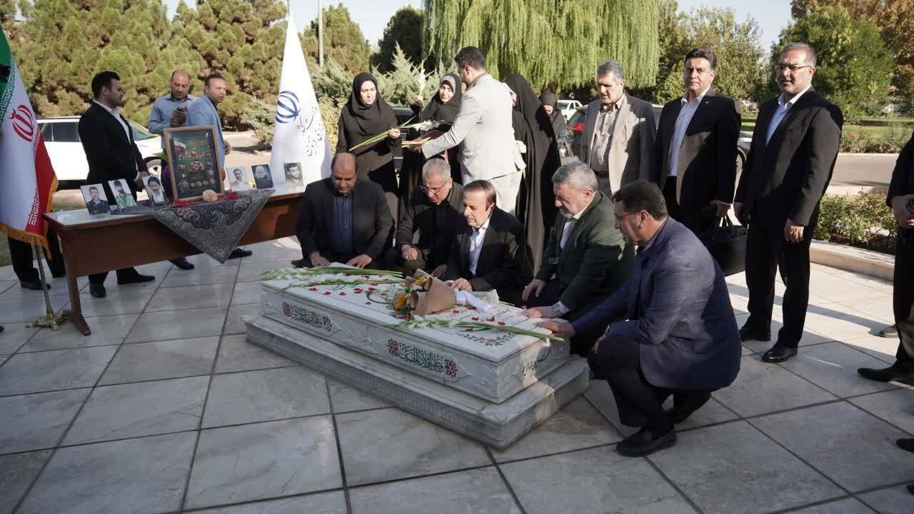 الیاس حضرتی به شهدای قزوین ادای احترام کزد 