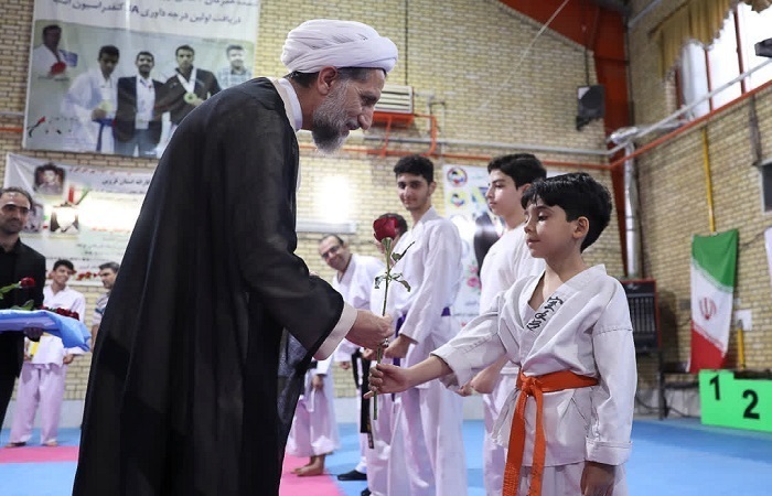 حضور امام جمعه قزوین در سالن های ورزشی و دیدار با ورزشکاران و روسای هیئت های ورزشی 