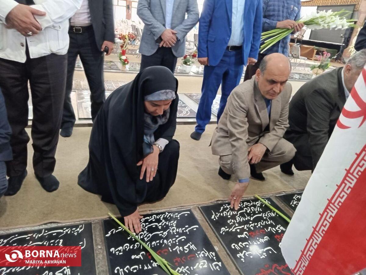 ادای احترام و وزیر راه و شهرسازی به مقام شامخ شهدای رشت