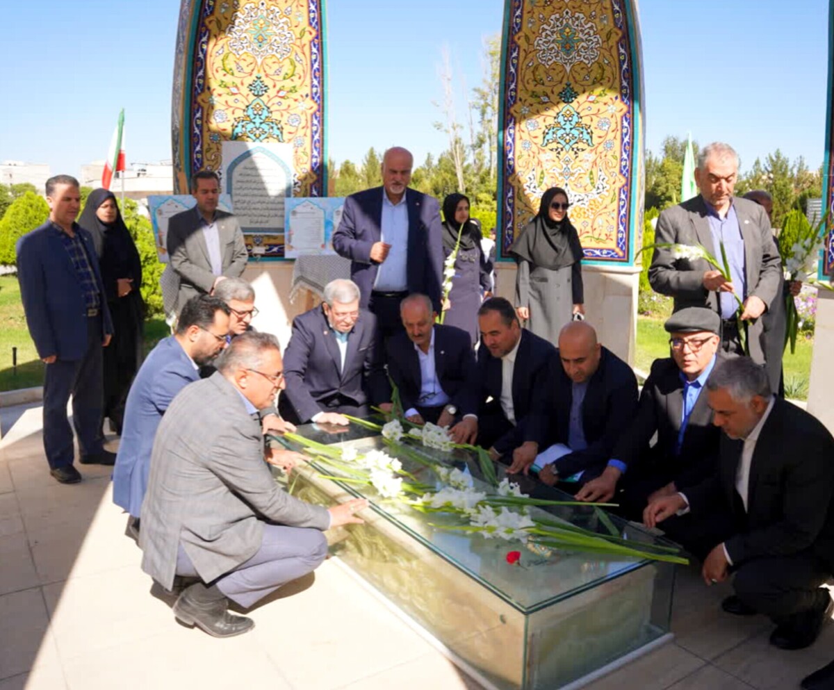 تجدید میثاق با شهدا در نخستین گام سفر رئیس سازمان بهزیستی به دیار مرکزی