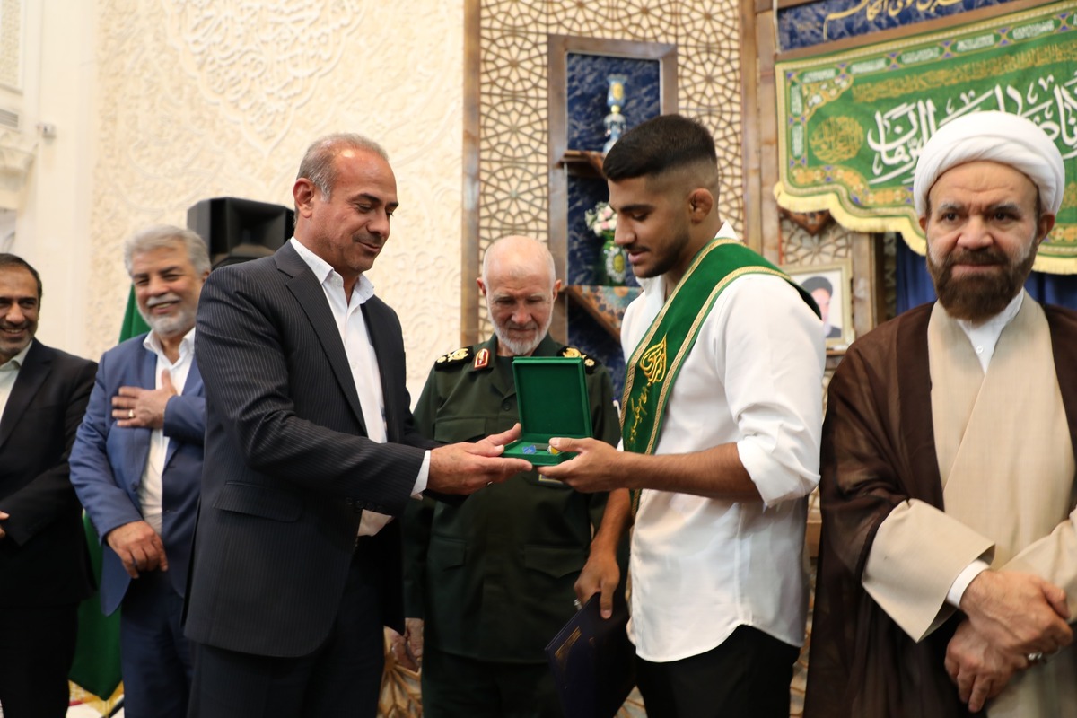 اهدای نشان خادمی حرم شاهچراغ(ع) به قهرمان کشتی فرنگی جهان