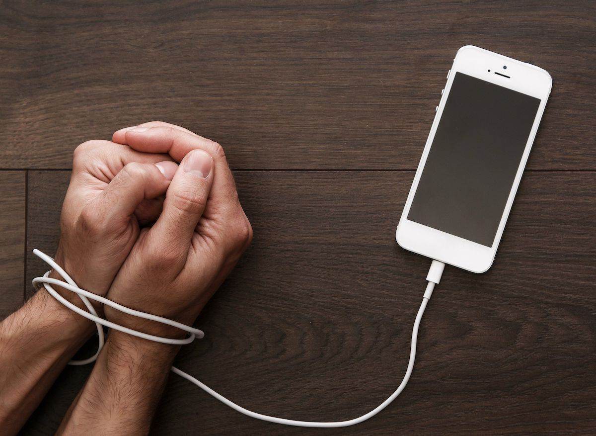 ضعف در مهارت اجتماعی با استفاده بیش از حد از گوشی همراه