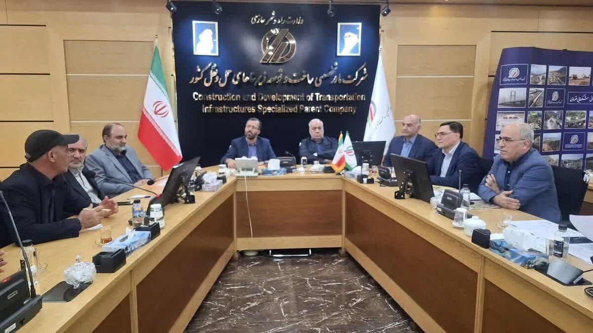 نشست مشترک مسئولان بروجرد با معاون وزیر راه و قرارگاه خاتم‌الانبیا (ص)