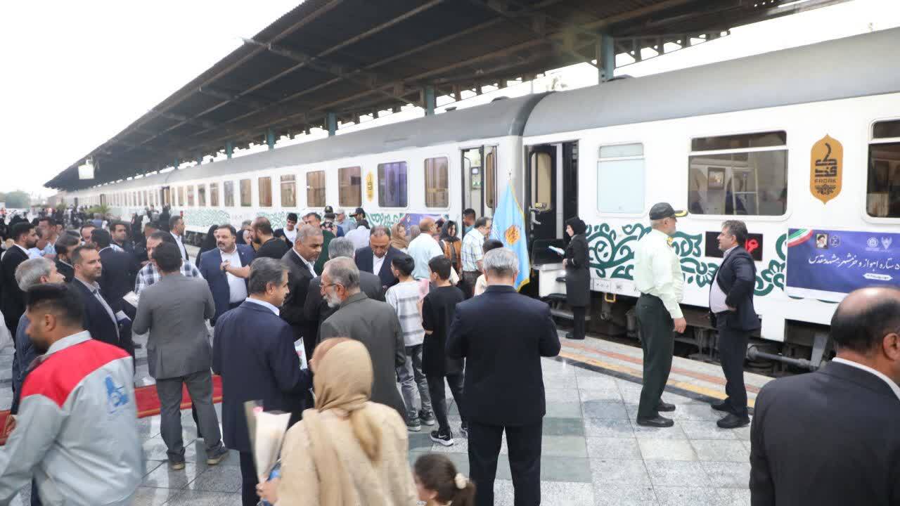 قطار ۵ ستاره اهواز - خرمشهر به مشهد راه اندازی شد قطار ۵ ستاره اهواز - خرمشهر به مشهد راه اندازی شد