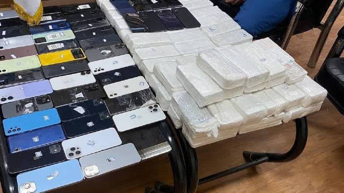 کشف ۳۰۲ دستگاه گوشی هوشمند سرقتی توسط مأموران گمرک در حین خروج از کشور
