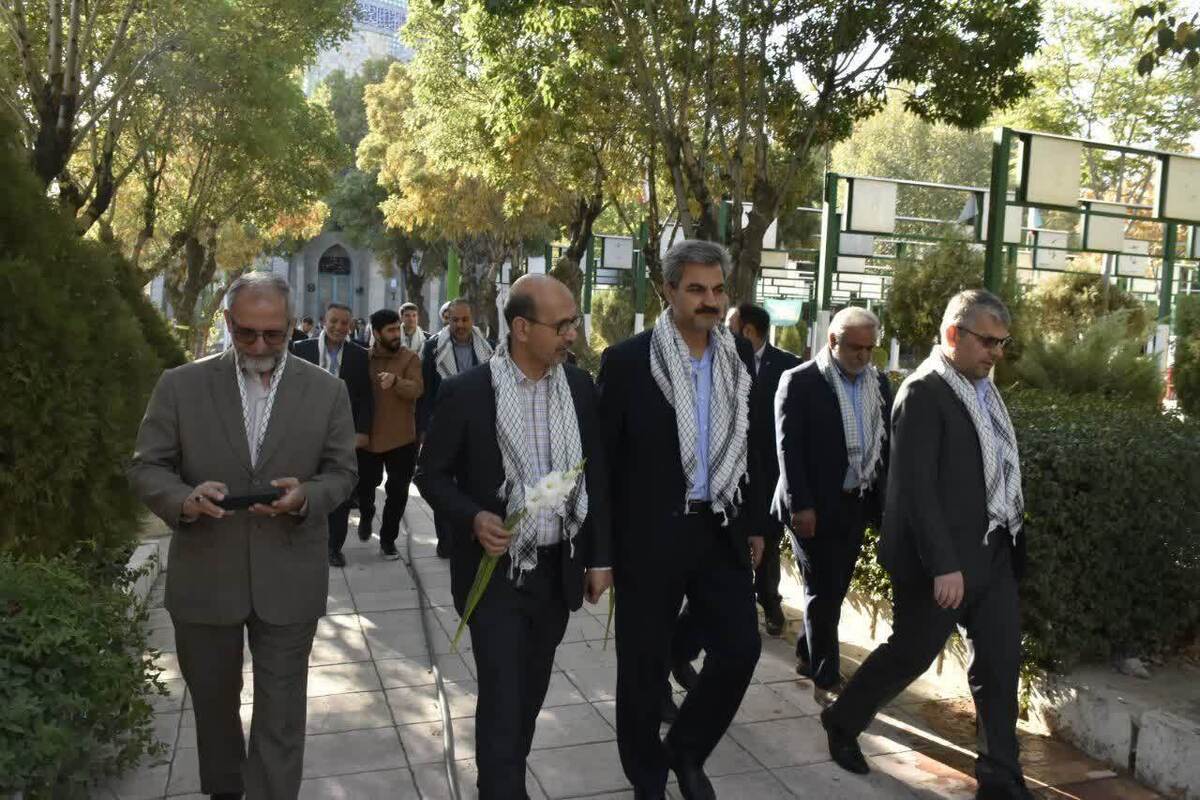 با حضور مشاور وزیر نیرو رقم خورد: 
تجدید میثاق با آرمان‌های شهدا در آیین غبارروبی گلزار شهدای استان مرکزی