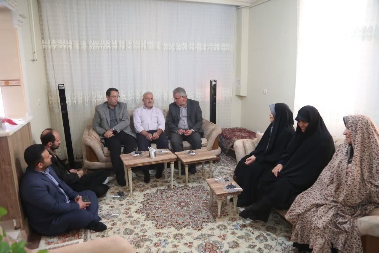 دیدار معاون سیاسی استاندار قزوین با جانباز سرافراز حسن اسماعیلی دیدار معاون سیاسی استاندار قزوین با جانباز سرافراز حسن اسماعیلی