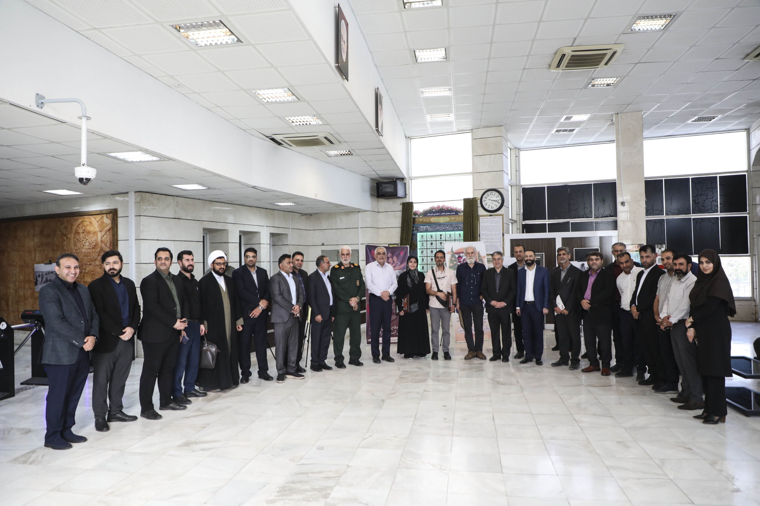 افتتاح نمایشگاه گروهی عکس دفاع مقدس در استانداری خوزستان