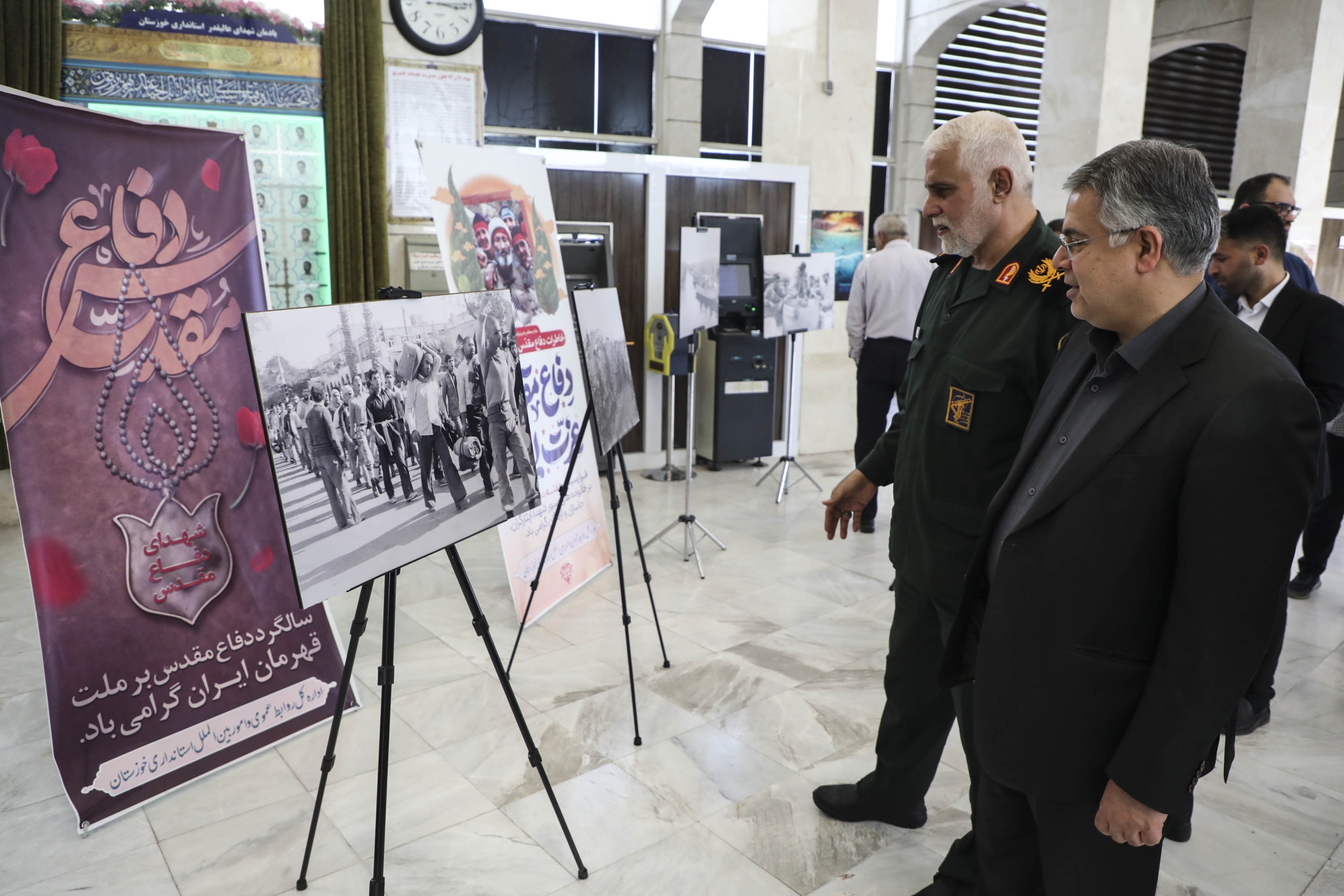 افتتاح نمایشگاه گروهی عکس دفاع مقدس در استانداری خوزستان