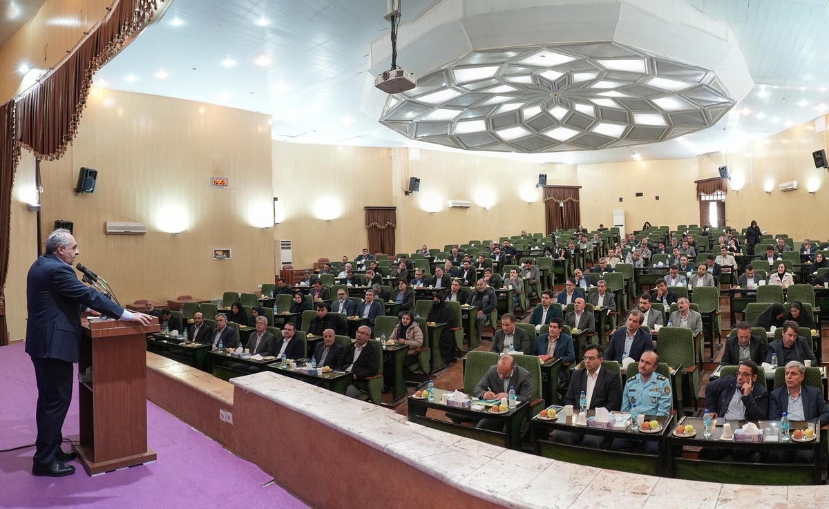 سیاستمداران و دولتمردان باید عملکرد خود را با ترازوی افکار عمومی بسنجند