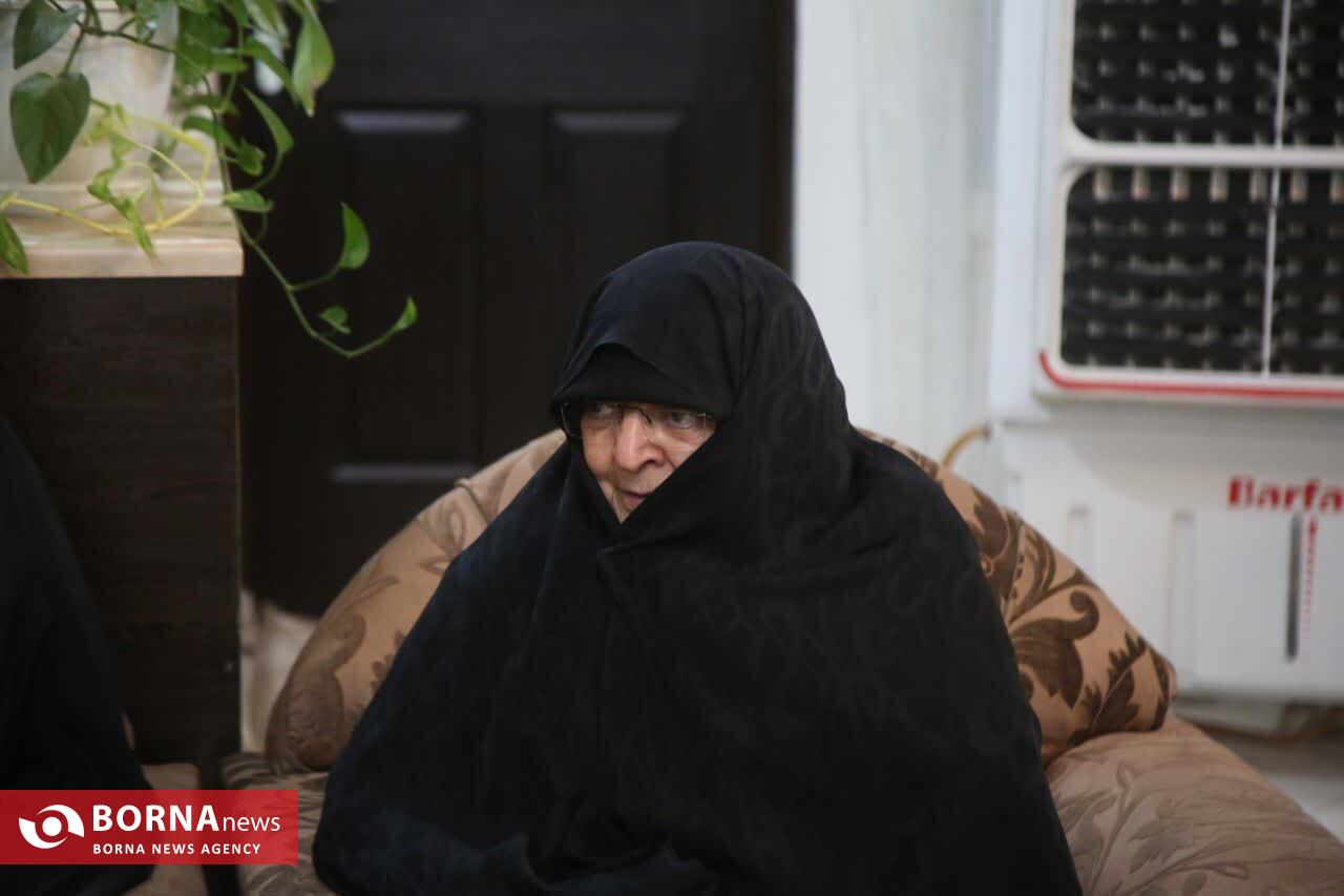 دیدار خبرنگاران قمی با مادر شهید دخانچی