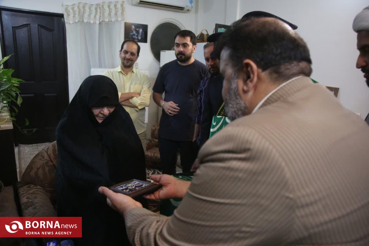 دیدار خبرنگاران قمی با مادر شهید دخانچی