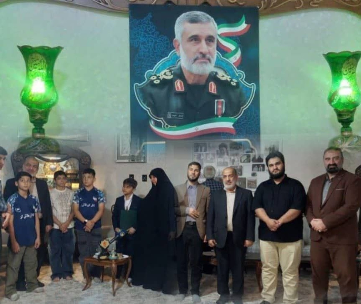 دیدار اعضای کانون کشتی بسیج ورزشکاران تهران با خانواده سردار شهید حاجی‌زاده