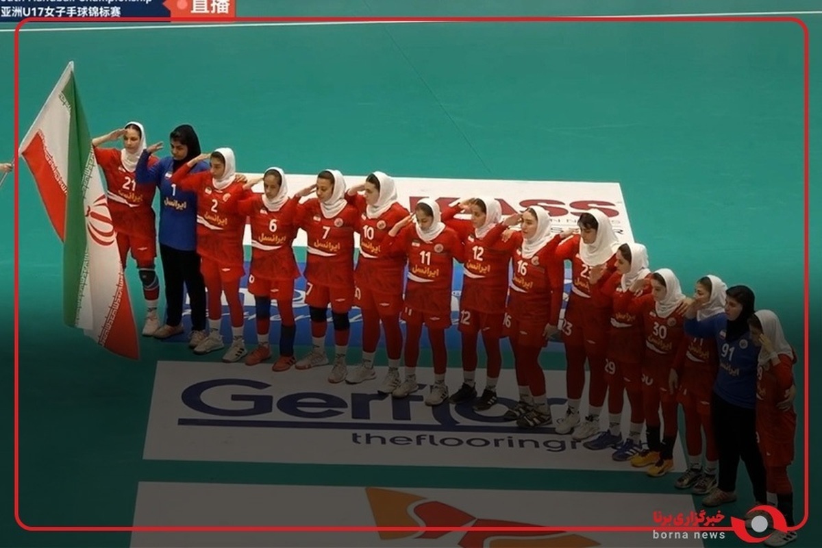 سلام نظامی والیبالیست‌های ایران قبل از مسابقه