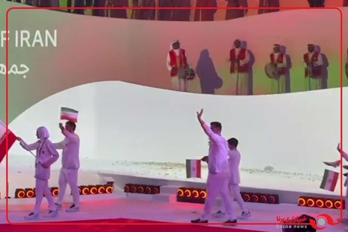 تشویق کاروان ورزشی سفیران امید ایران توسط وزیر ورزش و جوانان هنگام رژه در مراسم افتتاحیه بازیهای آسیایی جوانان بحرین