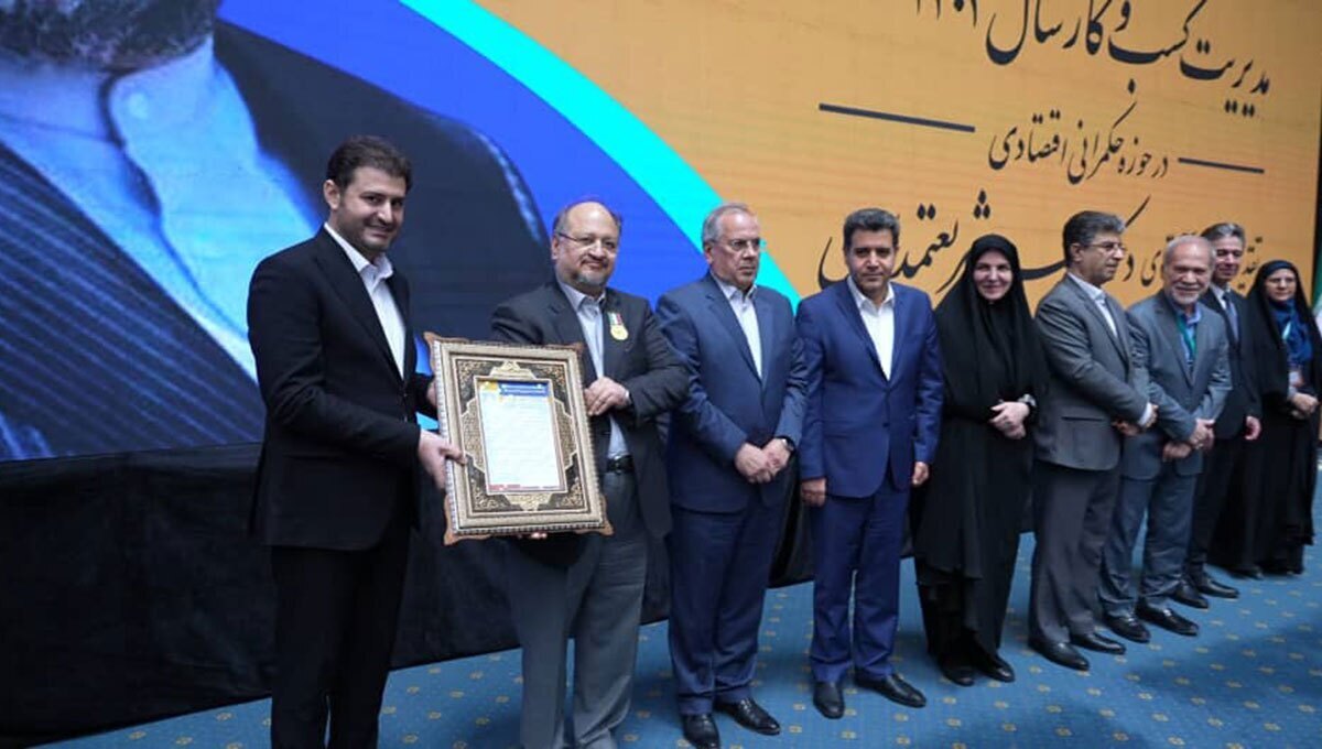 اعطای نخستین نشان ملی مدیریت کسب‌وکار کشور در حکمرانی اقتصادی به محمد شریعتمدار