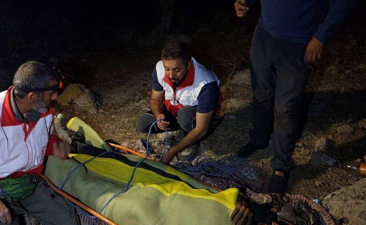 ۱۰ ساعت عملیات نفس‌گیر برای نجات مرد سقوط کرده از ارتفاعات کوه دیل گچساران