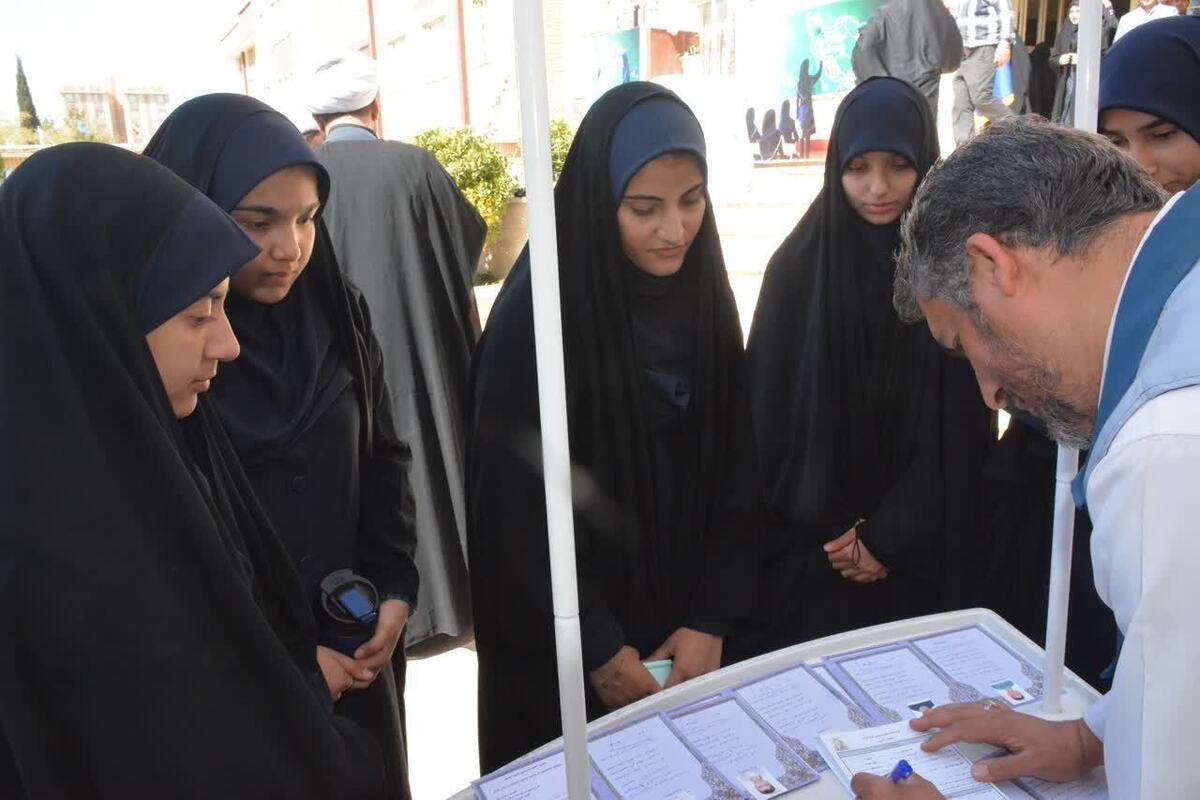 حمایت  ۳۱۰۰ دانش آموز قزوینی از همکلاسی‌های نیازمند خود در قالب طرح مهر آموز