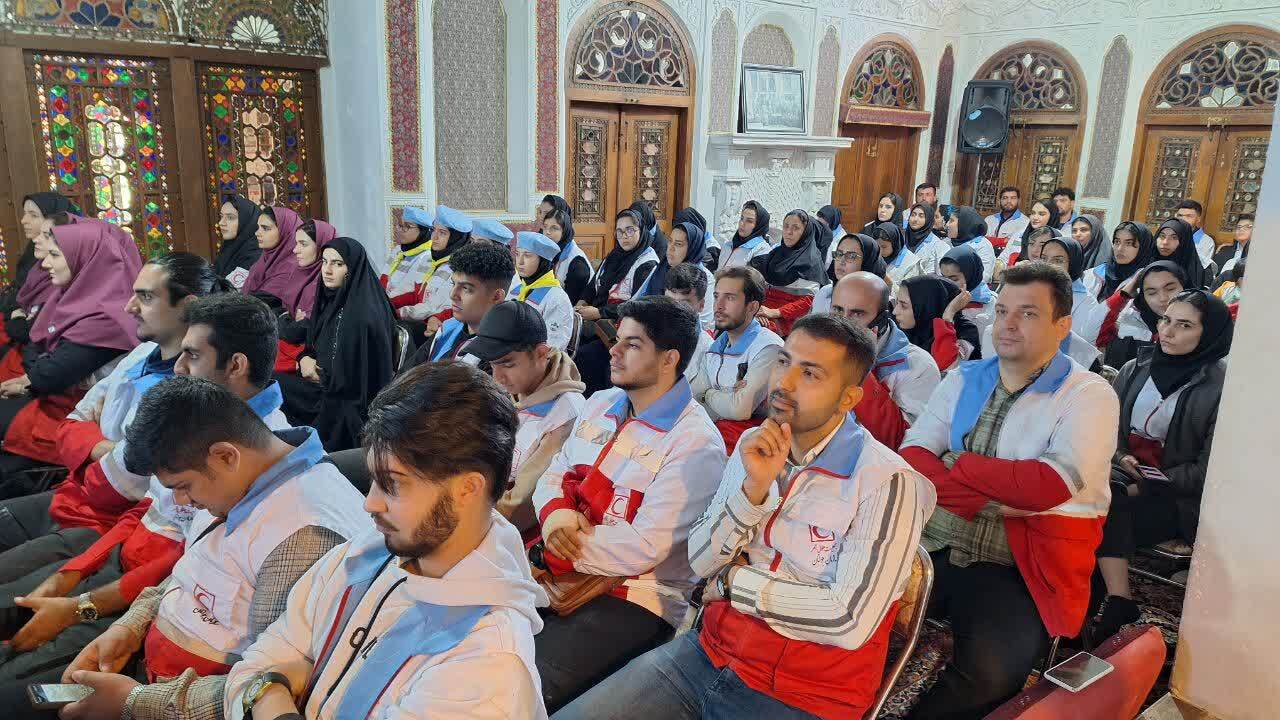 جوانان هلال احمر ایثار و بخشش را از ائمه معصومین و زهرای مرضیه الگو گرفته اند