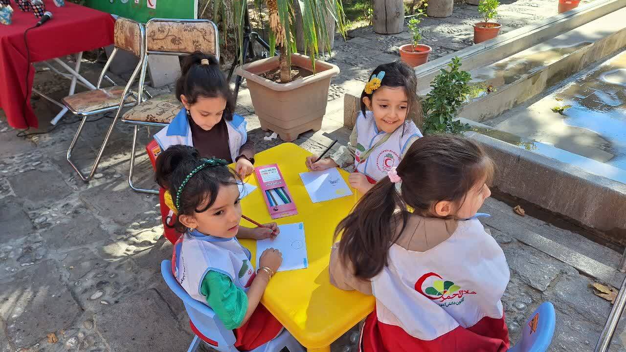 جوانان هلال احمر ایثار و بخشش را از ائمه معصومین و زهرای مرضیه الگو گرفته اند