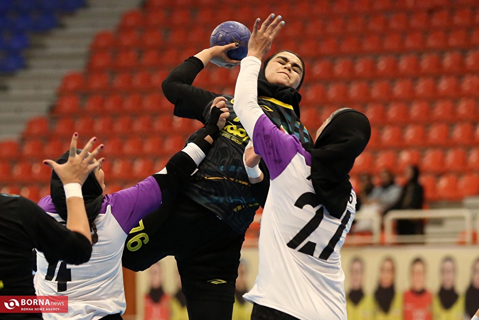 دیدار تیم‌های هندبال دختران سپاهان - نفت و گاز گچساران
