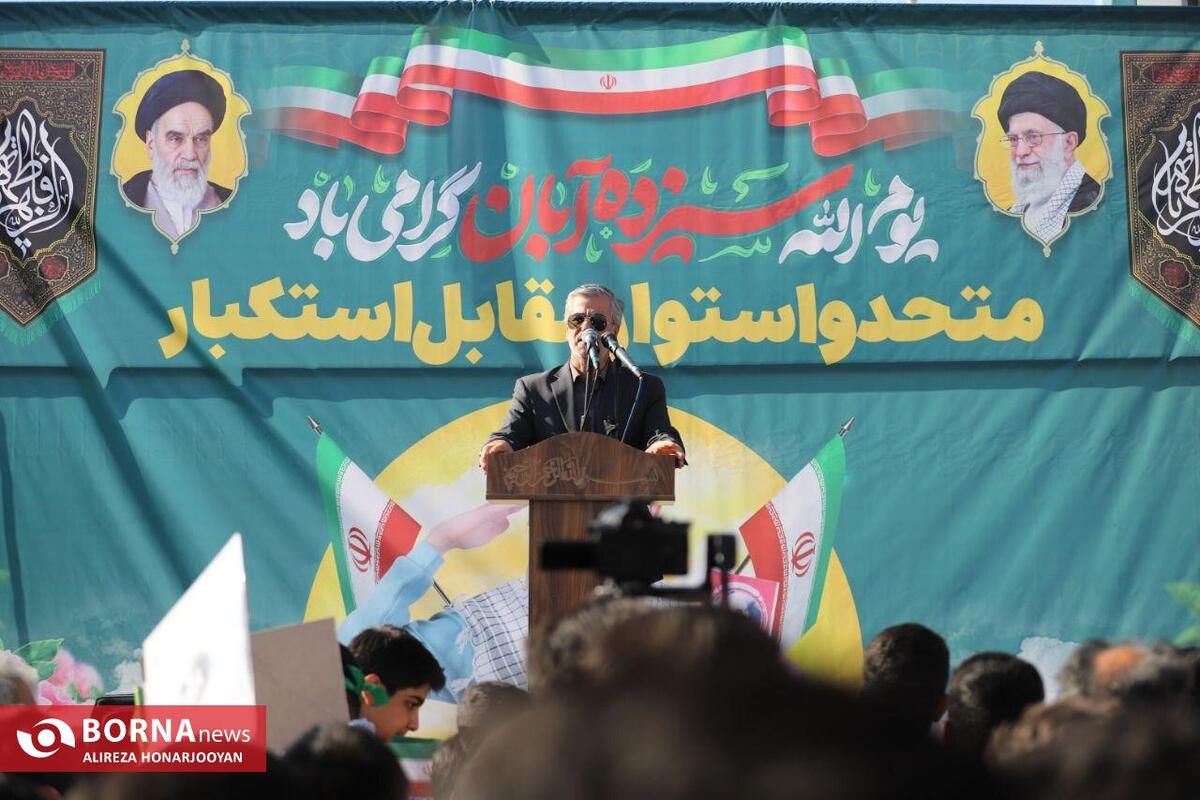 فرماندار آبادان: روحیه استکباری آمریکا مبنای اصلی اختلاف ماست / تاکید بر ارتقای جایگاه ۶۰ هزار دانش‌آموز شهرستان