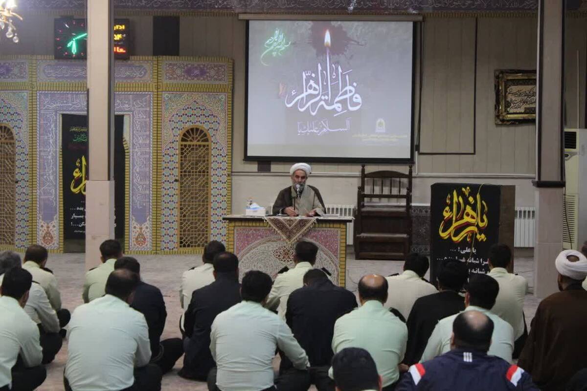 با تاسی از حضرت زهرا (س) بایستی تا آخرین نفس از ولایت دفاع کنیم