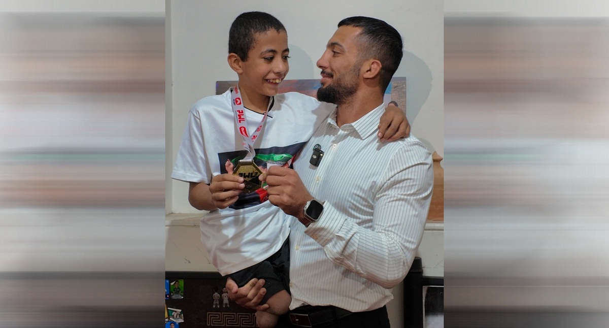 اقدام پسندیده قهرمان کشتی؛ گرایی مدال خود را به کودک معلول اهداء کرد