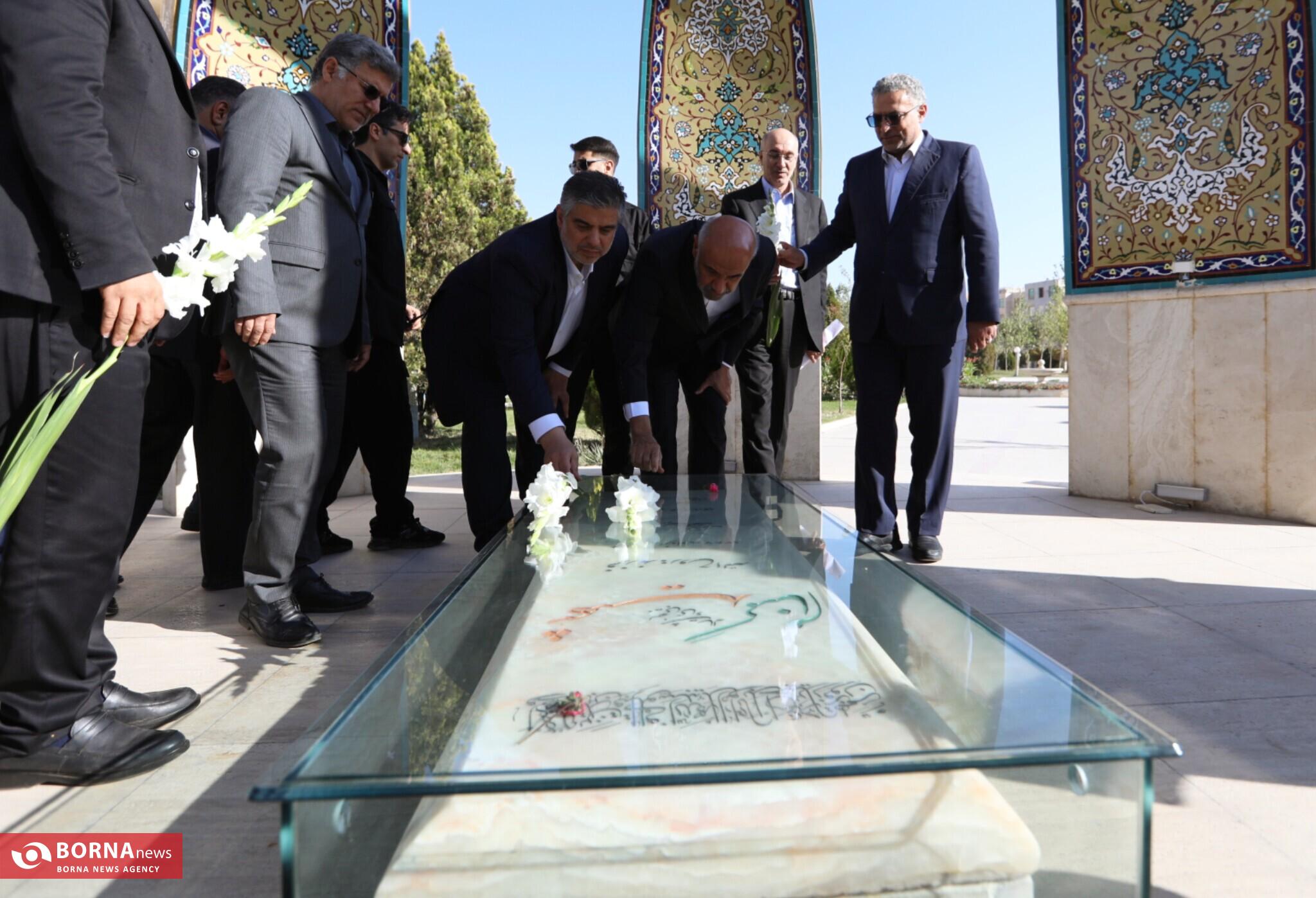 ادای احترام وزیر تعاون،کار و رفاه اجتماعی به شهید گمنام استانداری مرکزی