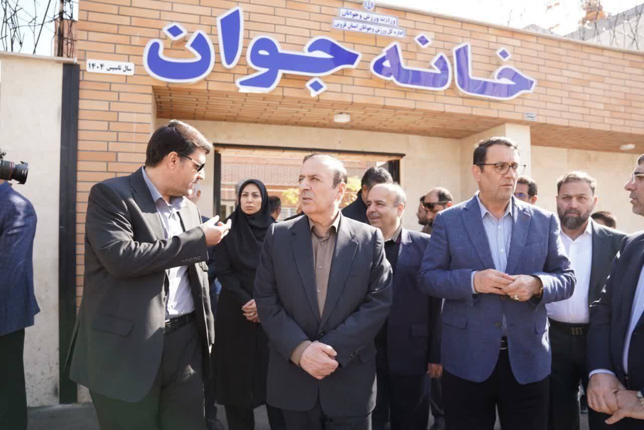 بازدید استاندار قزوین از سالن های ورزشی پونک و پنج هزار نفری