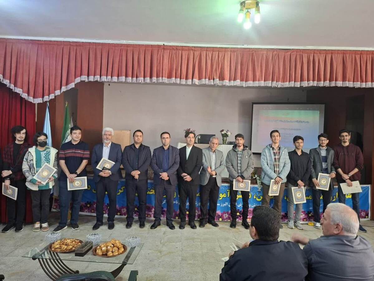 تقدیر از برگزیدگان کنکور دبیرستان استعداد درخشان سلطانی ۴ کرج