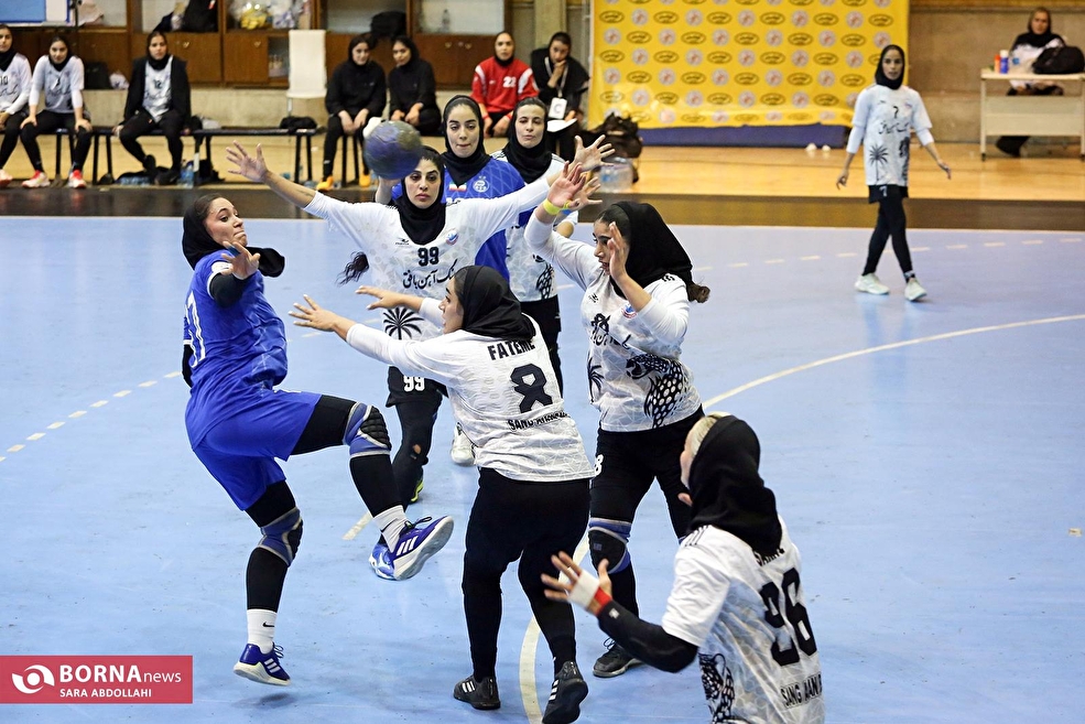 دیدار تیم های هندبال دختران استقلال - سنگ آهن بافق