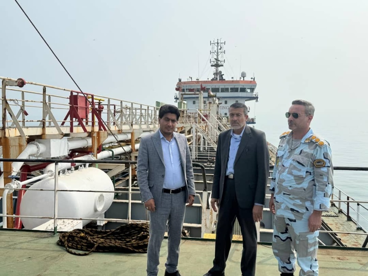 توقیف شناور حامل ۳۰ هزار لیتر سوخت قاچاق در آب‌های خلیج فارس 