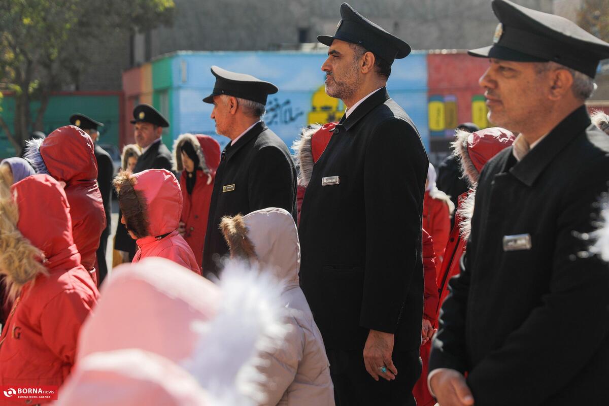 اهدا لباس گرم به دانش‌آموزان با حضور دربانان حرم مطهر رضوی + عکس