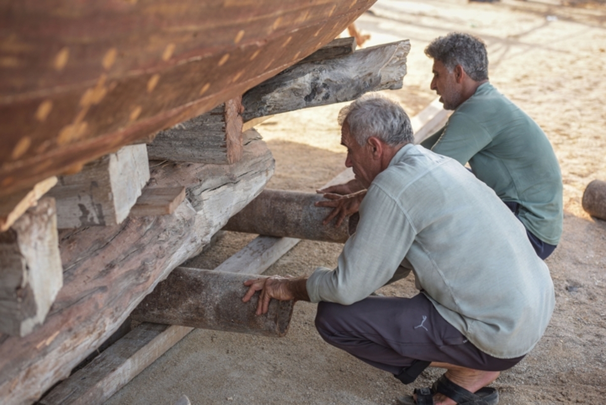 آخرین لنج‌ چوبی ایران پس از ۱۲ سال انتظار در بندر کُنگ به‌آب انداخته می‌شود