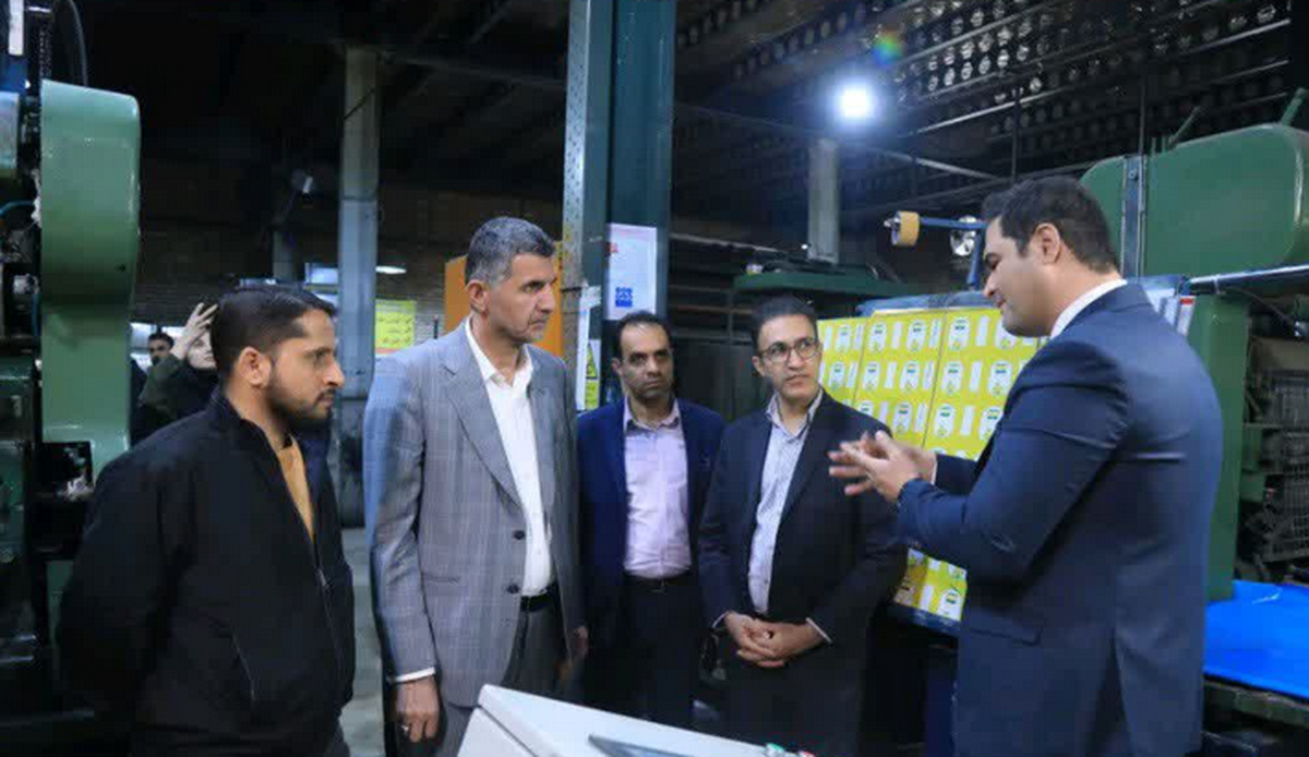 بازدید فرماندار آبیک از یک واحد صنعتی در این شهرستان
