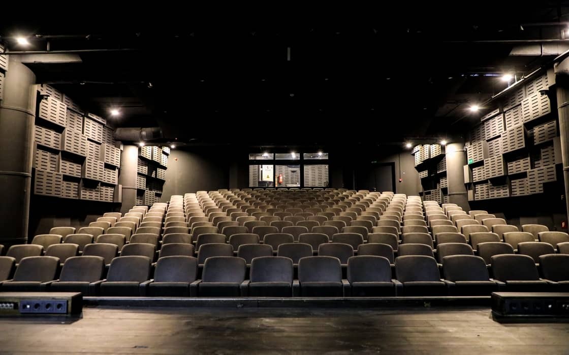 هنر پشت دیوارِ بازار سیاه؛ وقتی واسطه‌ها بر صندلی تماشاگران می‌نشینند