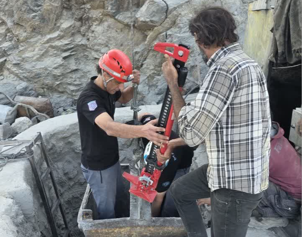 ریزش معدن در دربید با ۲ مصدوم/ رهاسازی یکی از کارگران پس از ۸ ساعت عملیات طاقت‌فرسا