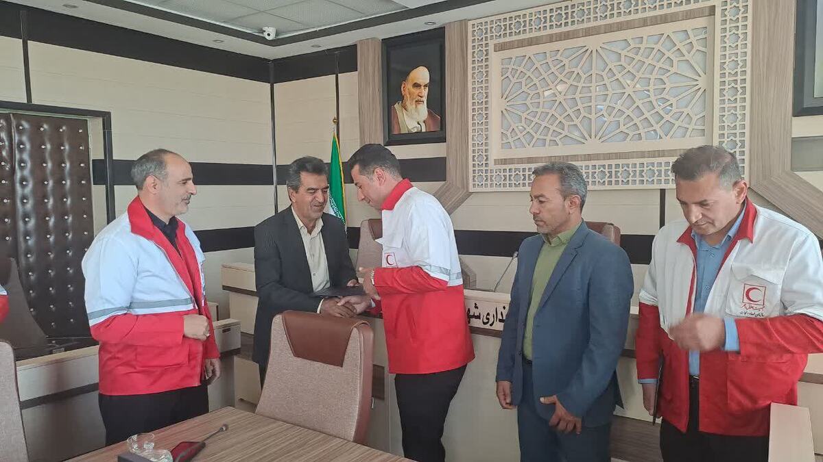 فرماندار شهرکرد: کار مبتنی بر رفاقت و صمیمیت بهره‌وری را بالا می‌برد