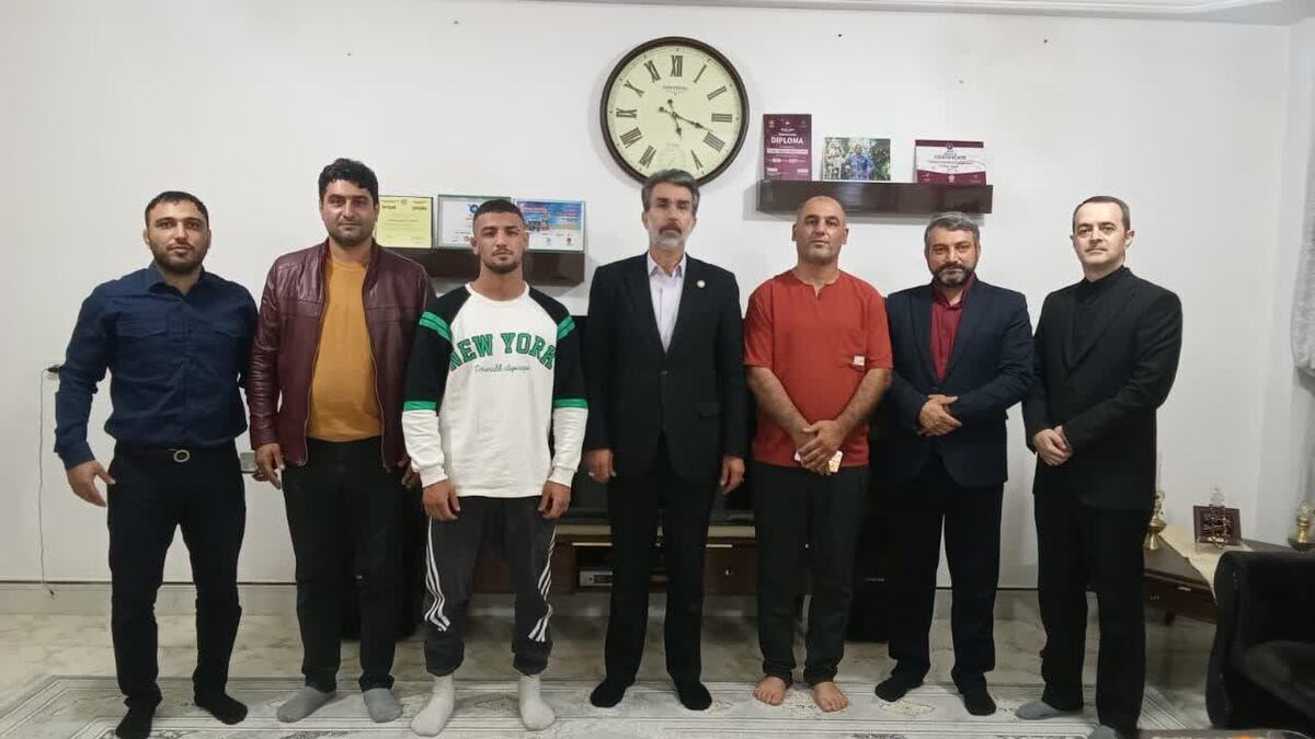 دیدار مدیرکل ورزش و جوانان مازندران با نائب‌قهرمان کشتی امیدهای جهان در سوادکوه