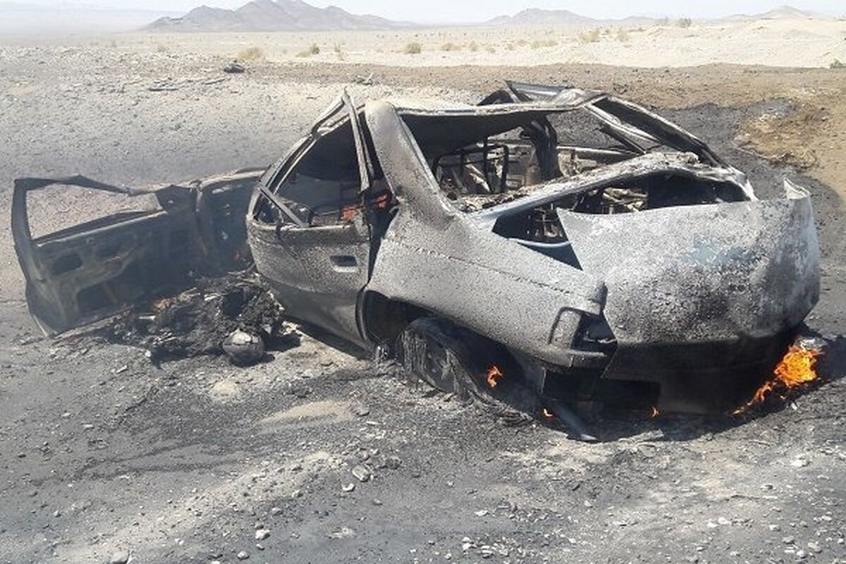 واژگونی و حریق سواری پژو حامل سوخت قاچاق در محور گناباد - قائن