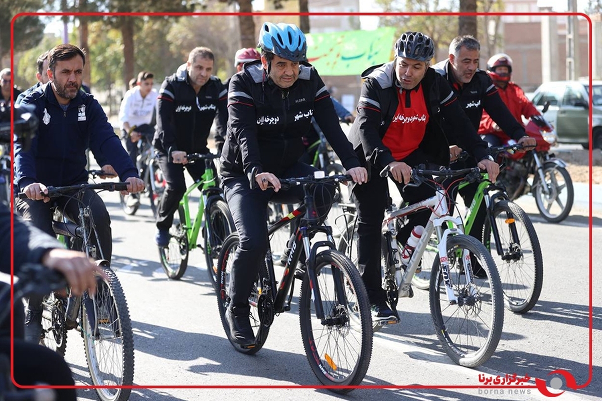 وزیر ورزش و جوانان همراه مردم بناب دوچرخه سواری کرد
