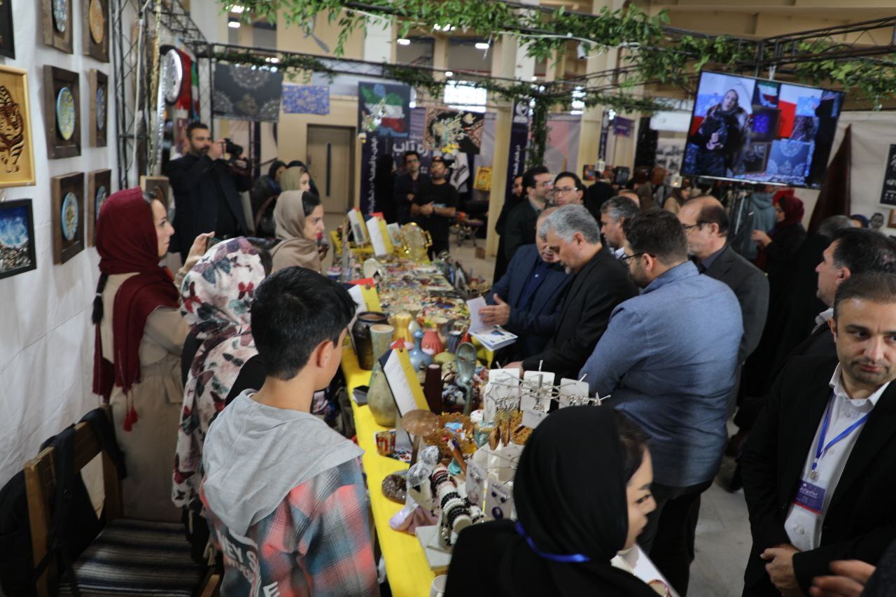 توانمندی‌های بانوان اردبیل در نمایشگاه «روایت روشنایی» به‌نمایش درآمد