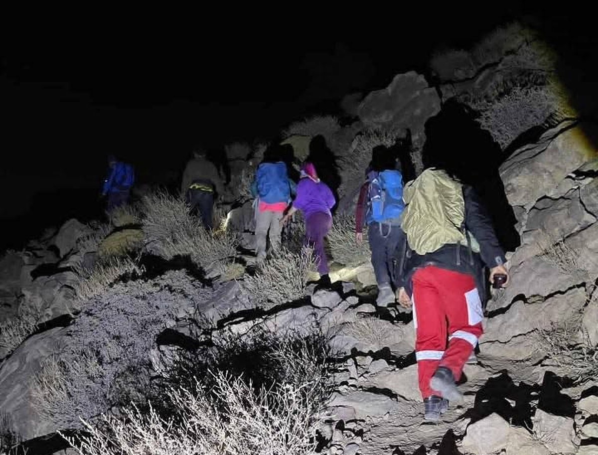 نجات یک کوهنورد در ارتفاعات کوه تفتان خاش توسط نجاتگران هلال‌احمر