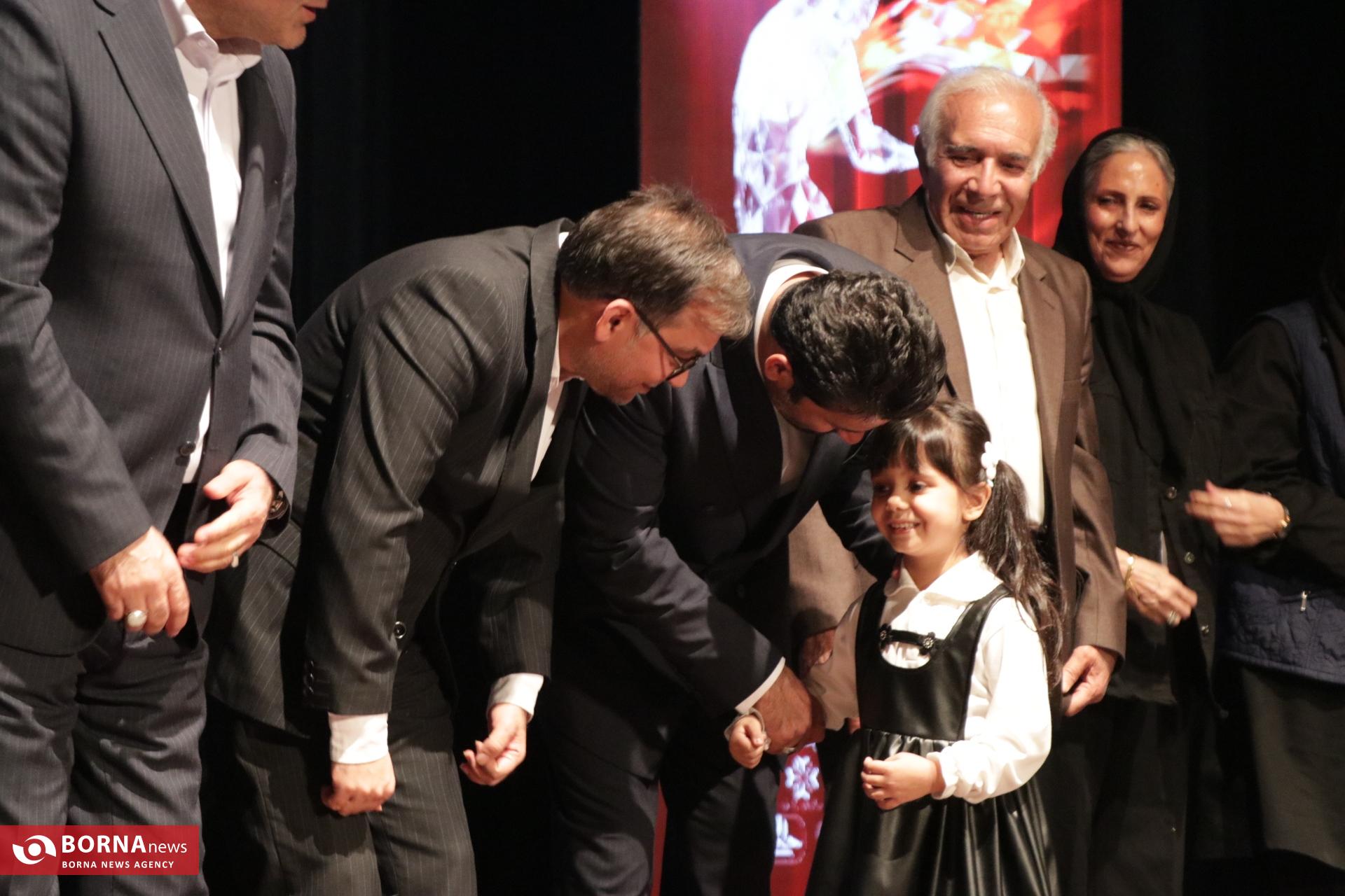 پایان سی و دومین جشنواره تئاتر فارس / تکریم نیم قرن هنرمندی استاد شهسواری