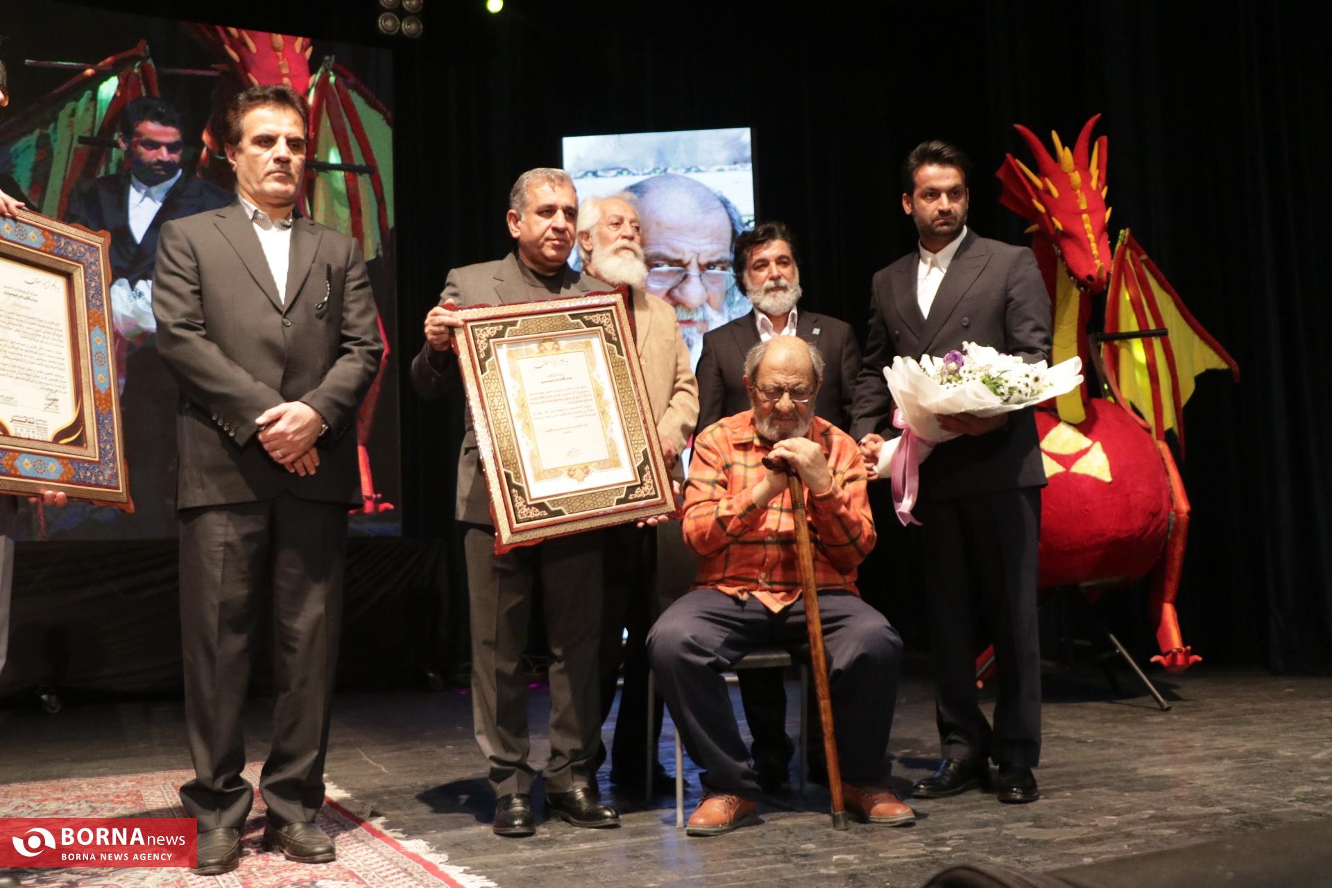 پایان سی و دومین جشنواره تئاتر فارس / تکریم نیم قرن هنرمندی استاد شهسواری